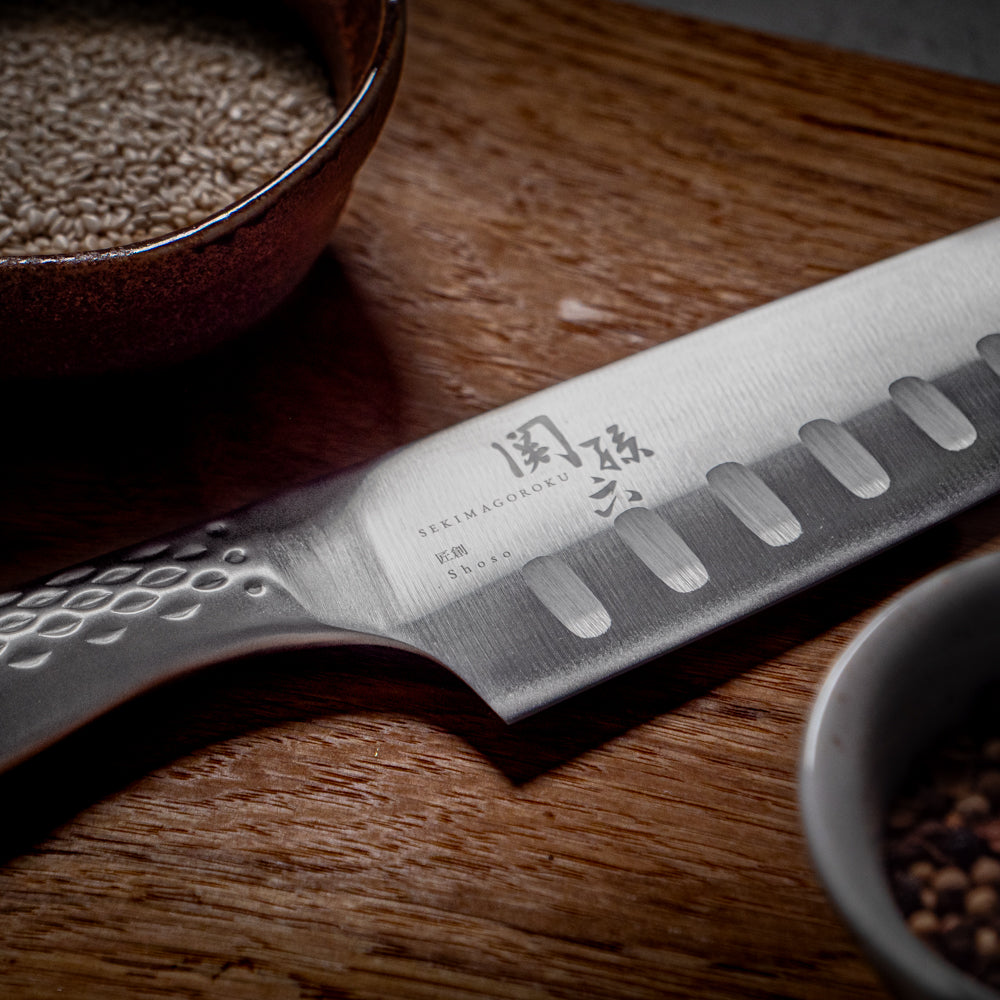 Santokumesser mit Kullenschliff – Seki Magoroku Shoso 16,5 cm