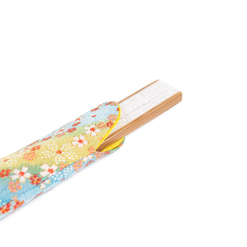 Fächeretui aus blau-grünem Yuzen-Stoff mit Blumenmuster