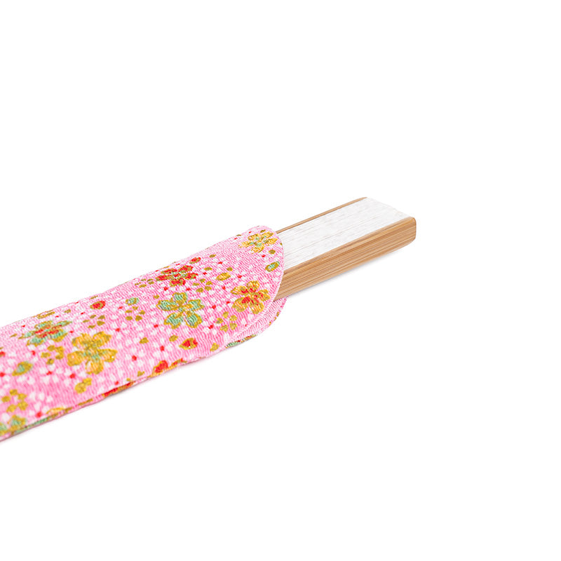 Fächeretui aus Yuzen-Stoff mit rosa Blumenmuster