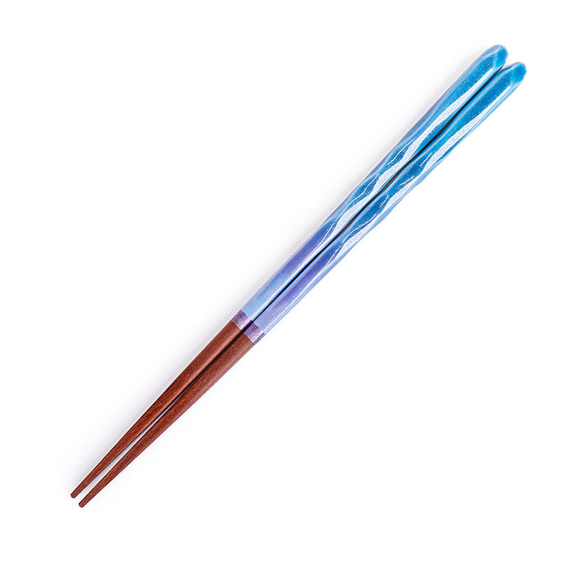 Gewellte japanische Essstäbchen in Glitzerblau