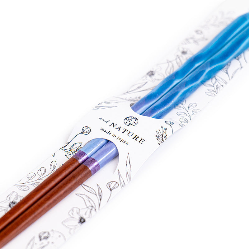 Gewellte japanische Essstäbchen in Glitzerblau