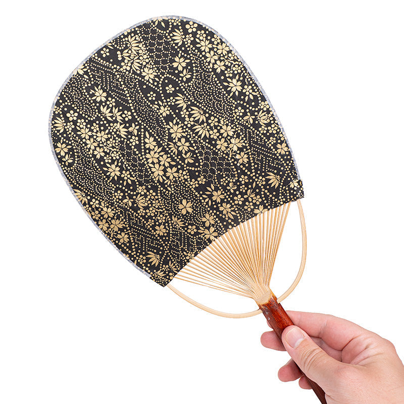 Goldfarbener japanischer Uchiwa-Washi-Fächer
