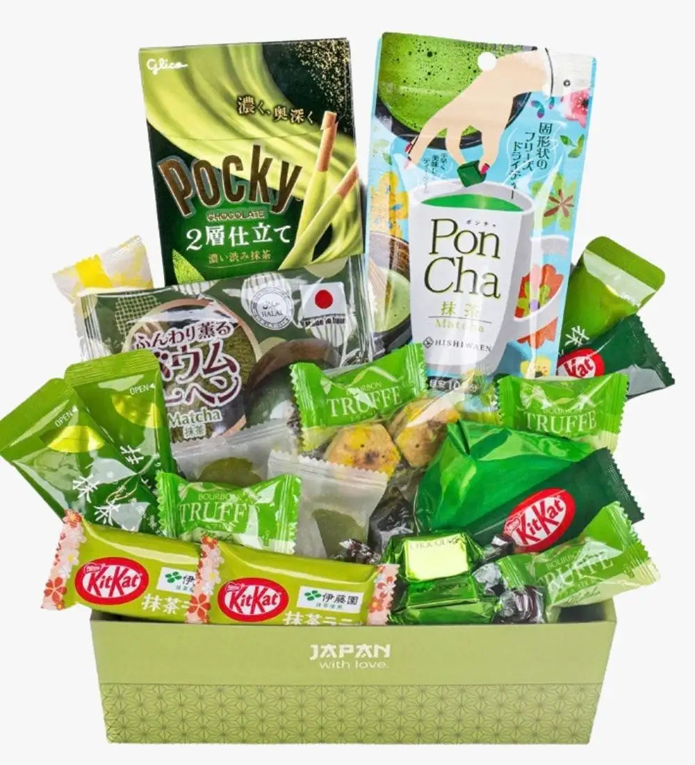Grüner Matcha-Themen-Geschenkkorb gefüllt mit einer Auswahl japanischer Snacks und Leckereien.