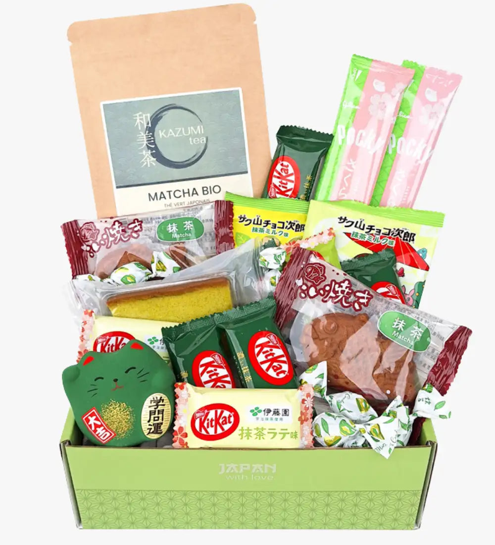 Grünes japanisch-thema-Geschenkschachtel gefüllt mit Matcha-Geschmacks-Snacks und Leckereien