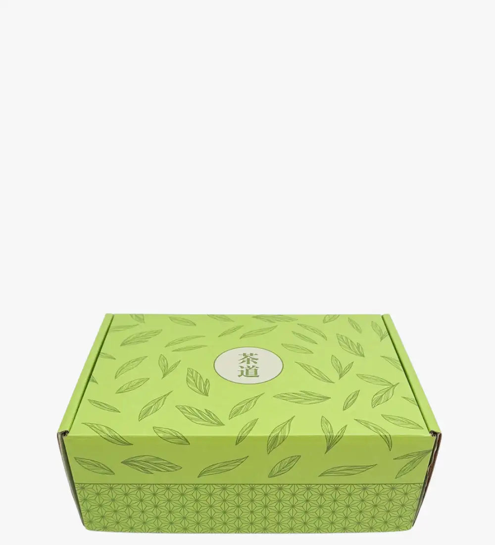 Hellgrüner Kartonbox, verziert mit einem sich wiederholenden Blattmuster und mit den chinesischen Zeichen ‚茶道‘ in einem zentralen runden Emblem.