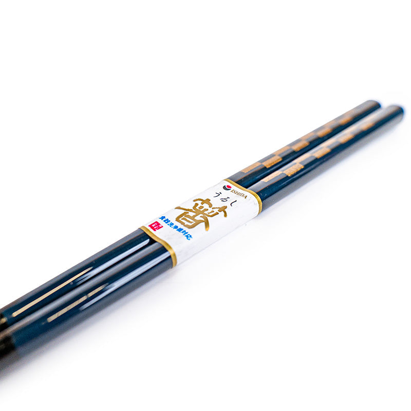 Japanische Essstäbchen in Mitternachtsblau mit goldenem Ichimatsu-Muster
