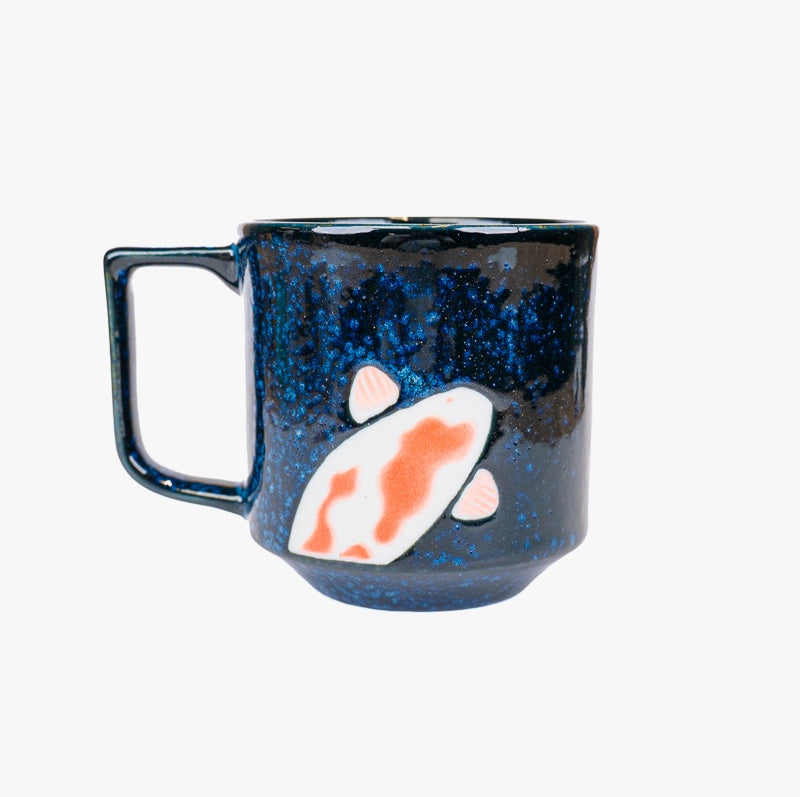 Japanische Keramiktasse mit Koi-Karpfen