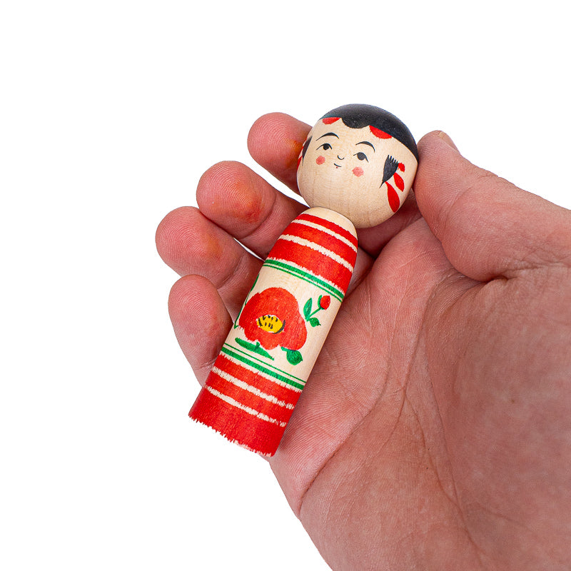 Japanische Kokeshi-Puppe - Tsubaki Kamelie - 9 cm