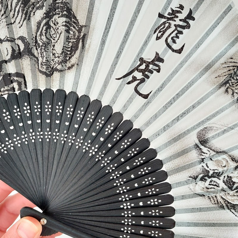 Japanischer Fächer Mit Tiger- Und Drachenmotiv