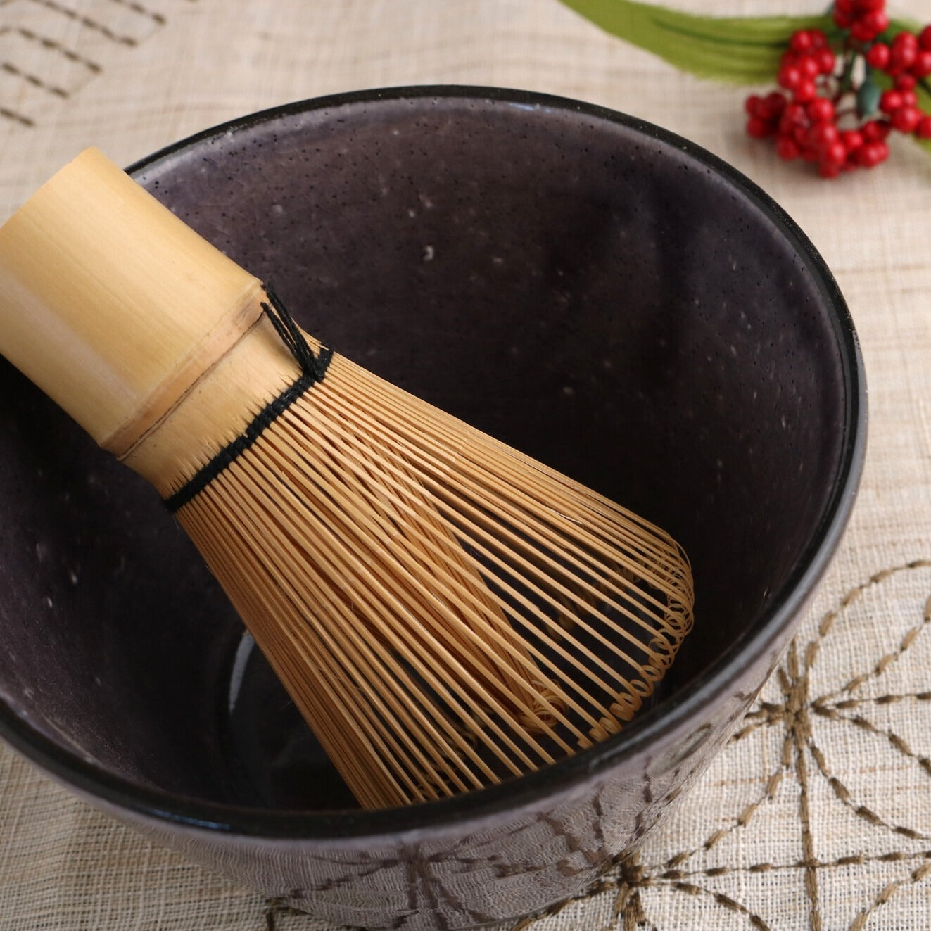 Matcha-Schneebesen und Spatel