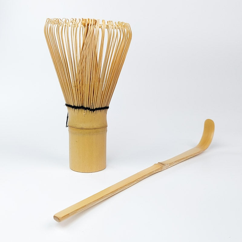 Matcha-Schneebesen und Spatel
