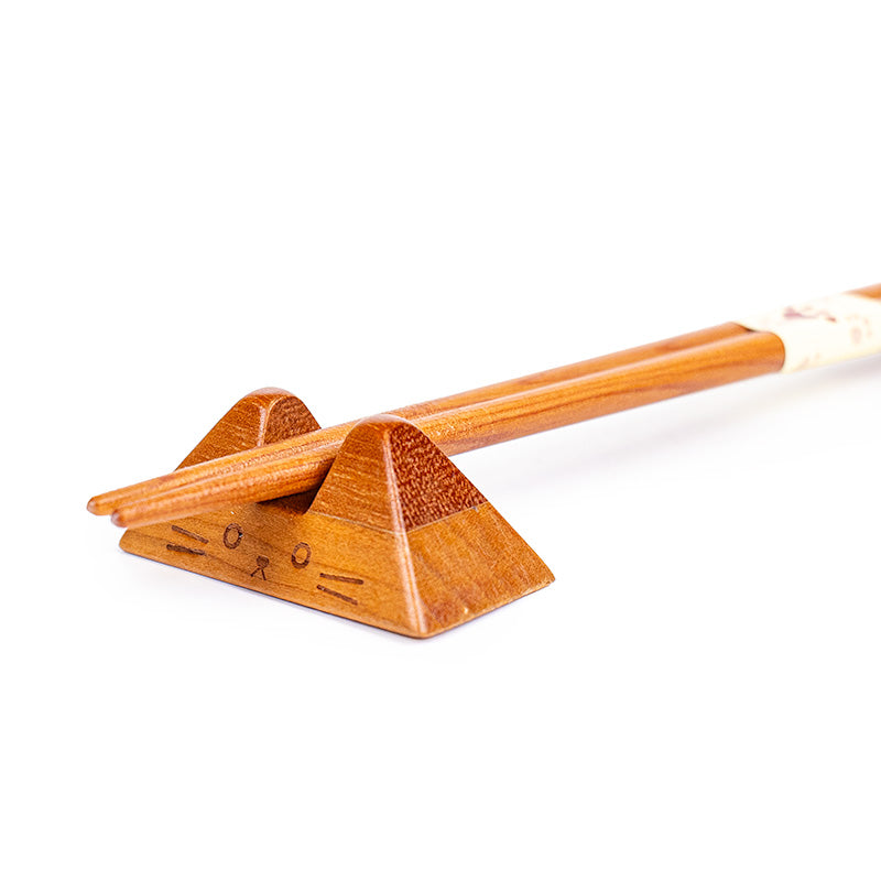 Set mit japanischen Essstäbchen und Essstäbchenhalter in Katzenform