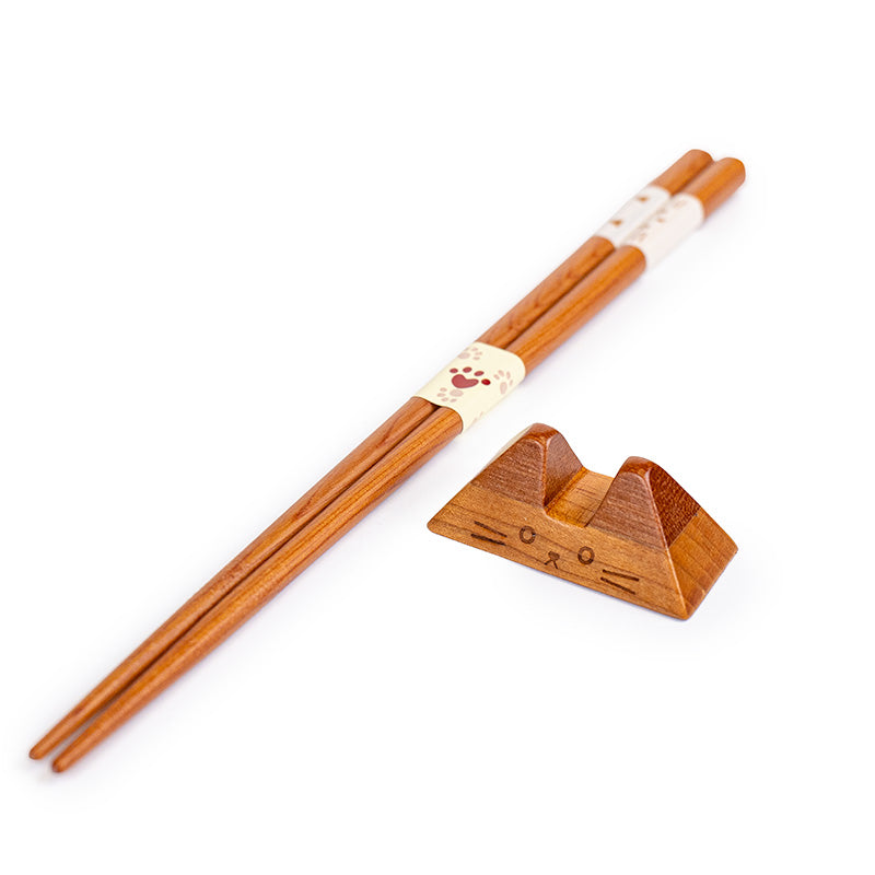 Set mit japanischen Essstäbchen und Essstäbchenhalter in Katzenform