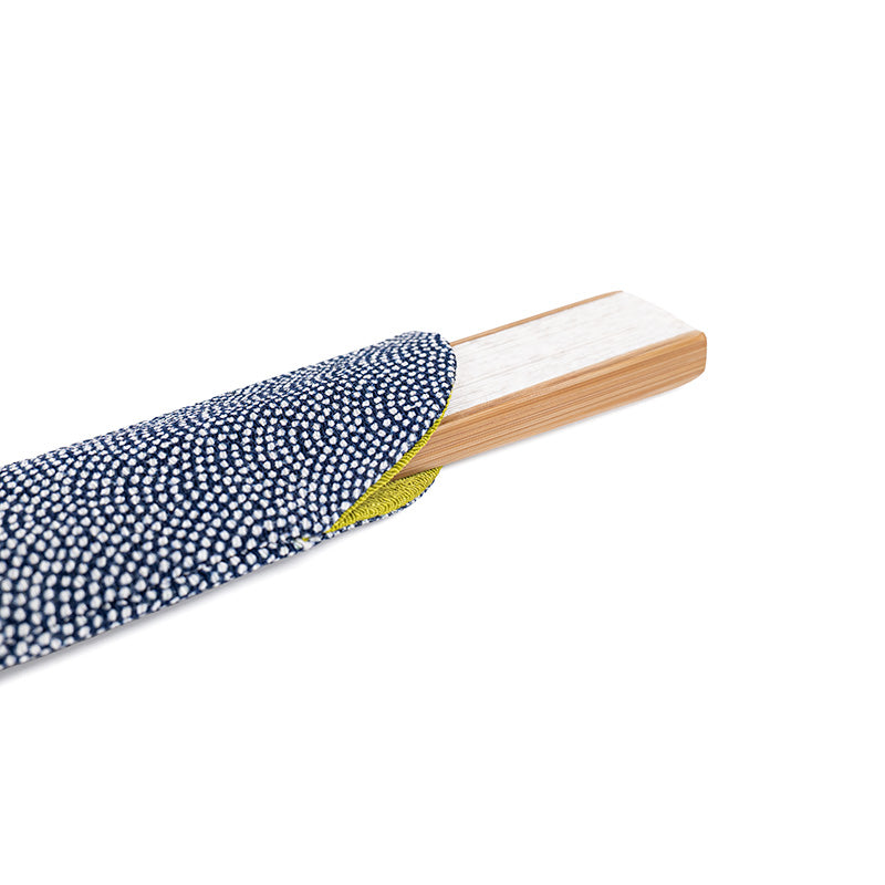 Täschchen mit Fächer aus Yuzen-Stoff mit Samekomon-Muster