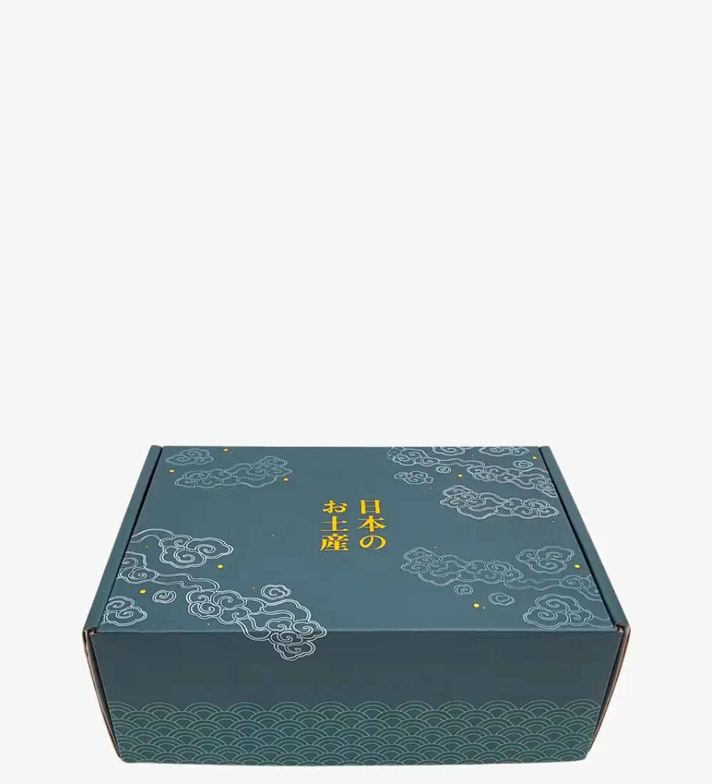 Türkise Pappe-Geschenkschachtel, verziert mit weißen Wolken- und Wellenmustern, mit goldenen japanischen Zeichen.