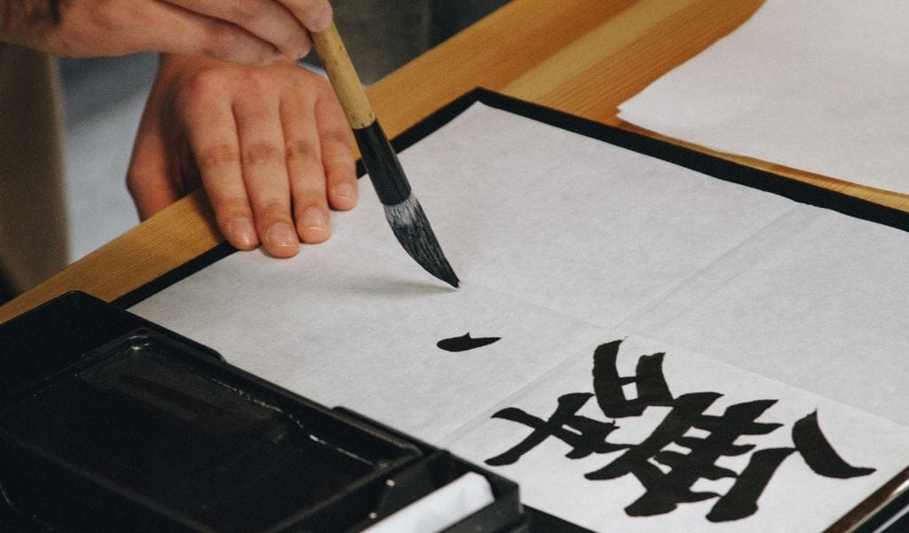 japanische Kalligraphie mit dem Pinsel