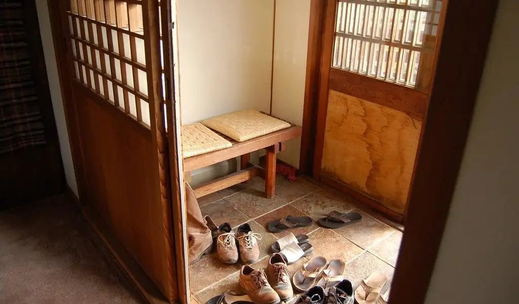 abgelegte Schuhe am Eingang