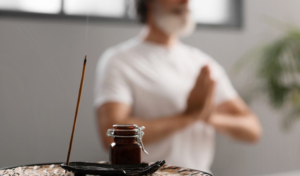 Räucherstäbchen und Meditation