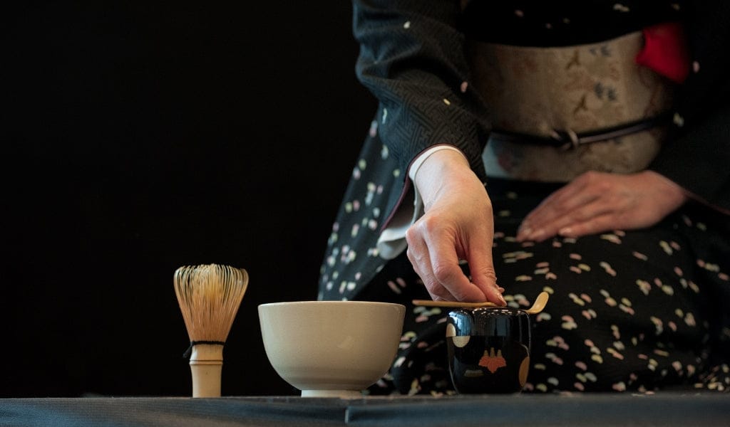 Gegenstände für die Zubereitung von Matcha Tee