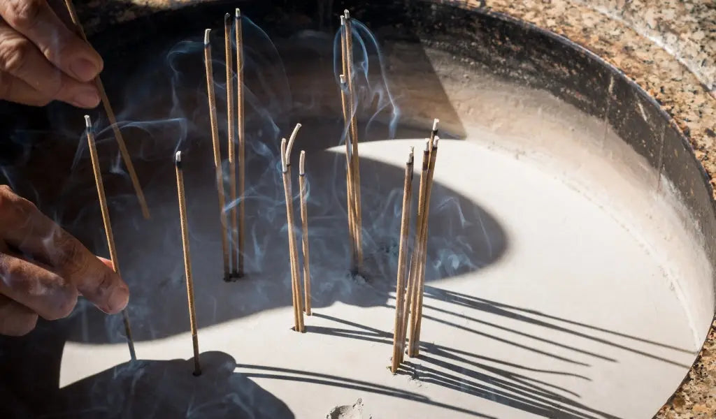 Japanische Räucherstäbchen im Tempel
