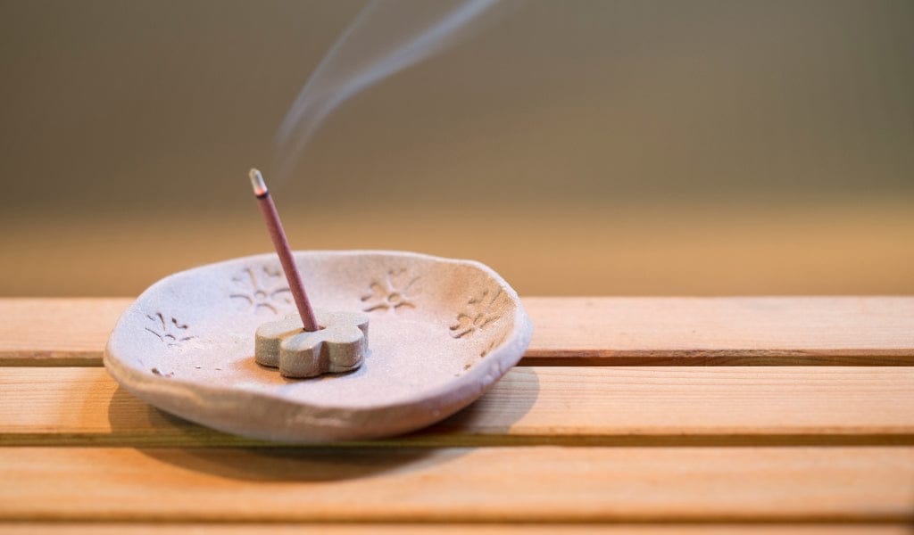 japanische Räucherstäbchen und Räucherstäbchenhalter