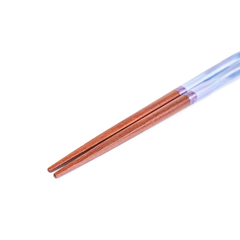 Gewellte japanische Essstäbchen in Glitzerblau
