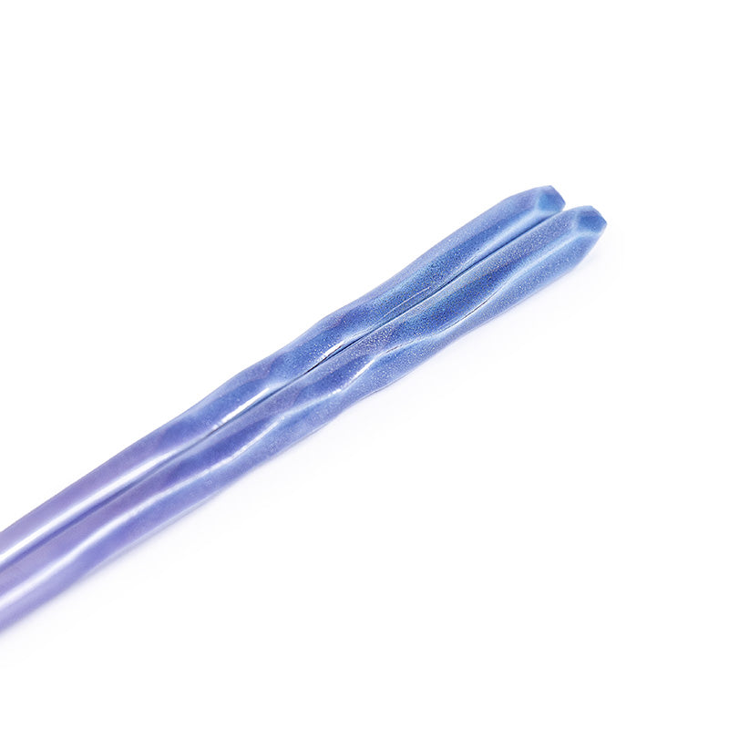 Gewellte japanische Essstäbchen in Glitzerblau