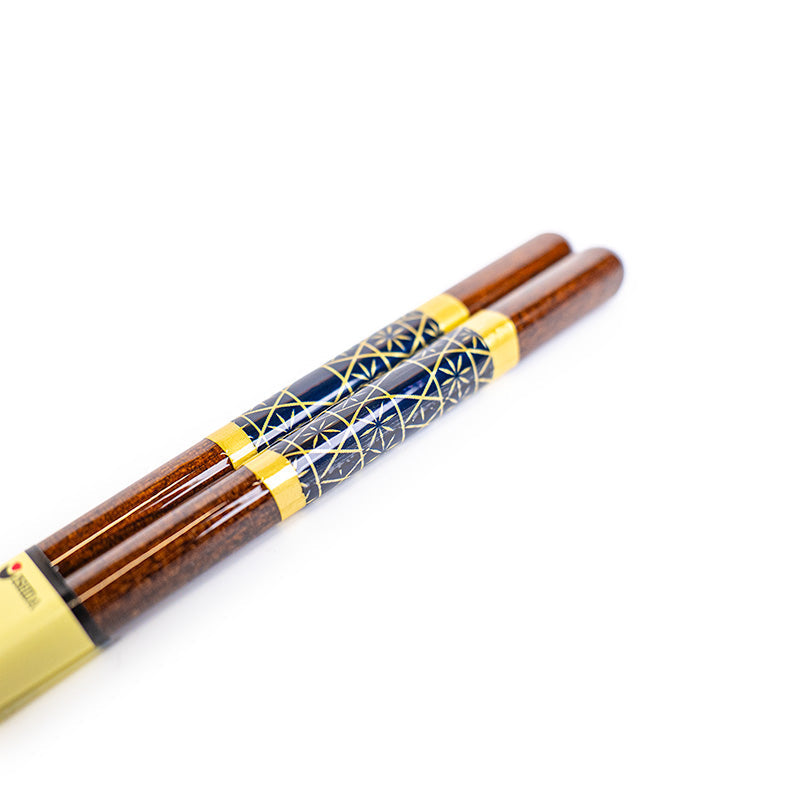 Japanische Essstäbchen aus Holz mit goldenem Muster