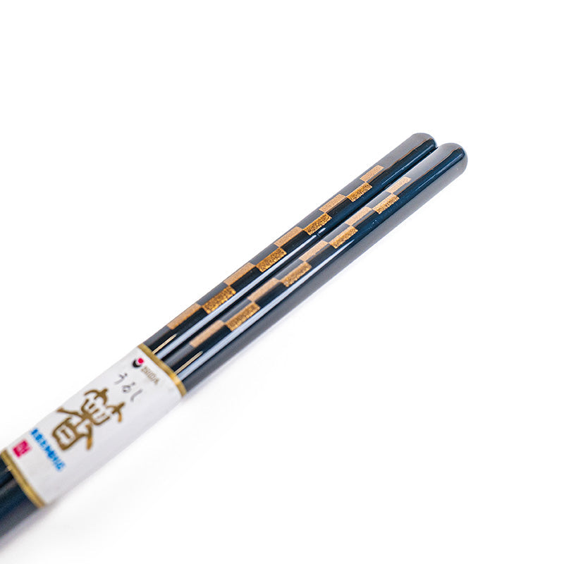 Japanische Essstäbchen in Mitternachtsblau mit goldenem Ichimatsu-Muster