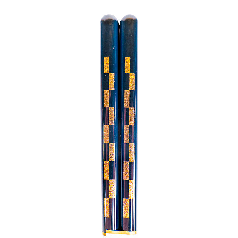 Japanische Essstäbchen in Mitternachtsblau mit goldenem Ichimatsu-Muster