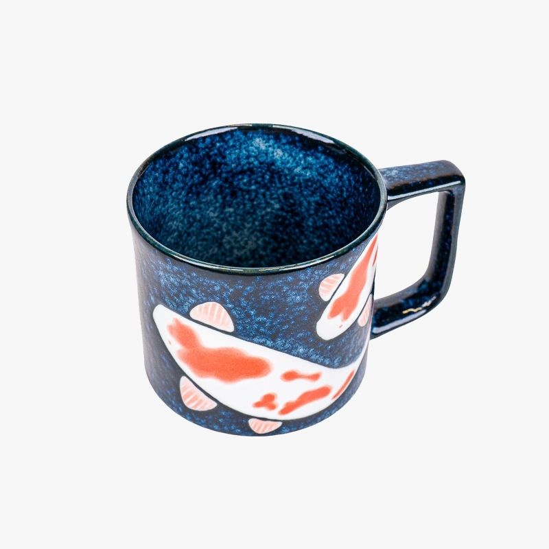 Japanische Keramiktasse mit Koi-Karpfen