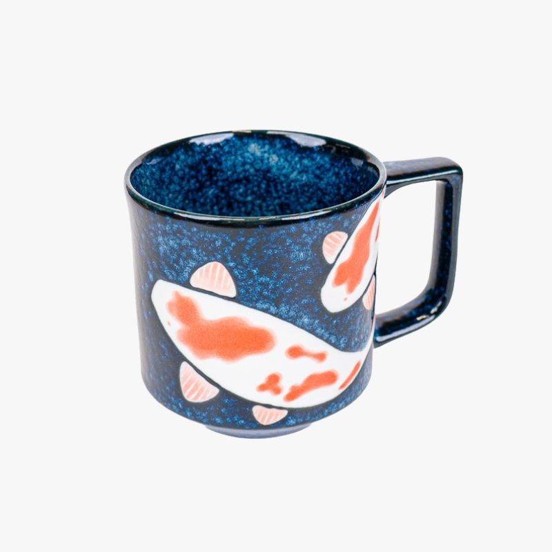 Japanische Keramiktasse mit Koi-Karpfen