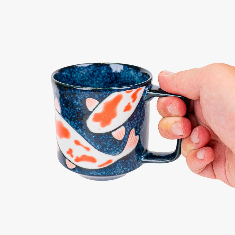 Japanische Keramiktasse mit Koi-Karpfen