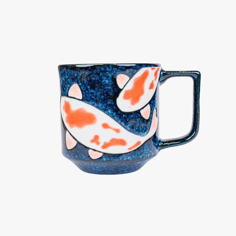 Japanische Keramiktasse mit Koi-Karpfen