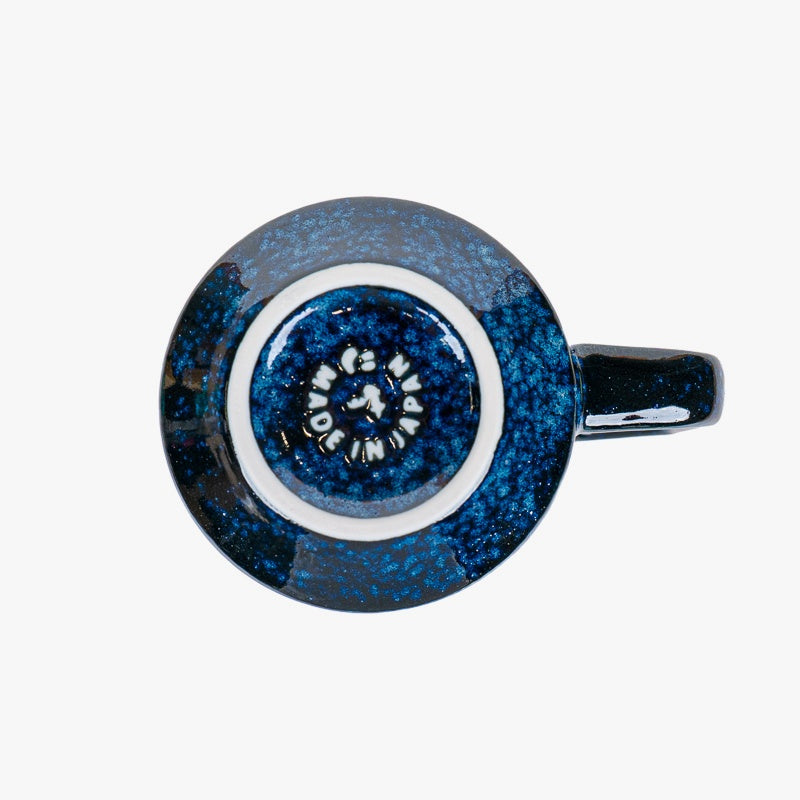 Japanische Keramiktasse mit Koi-Karpfen