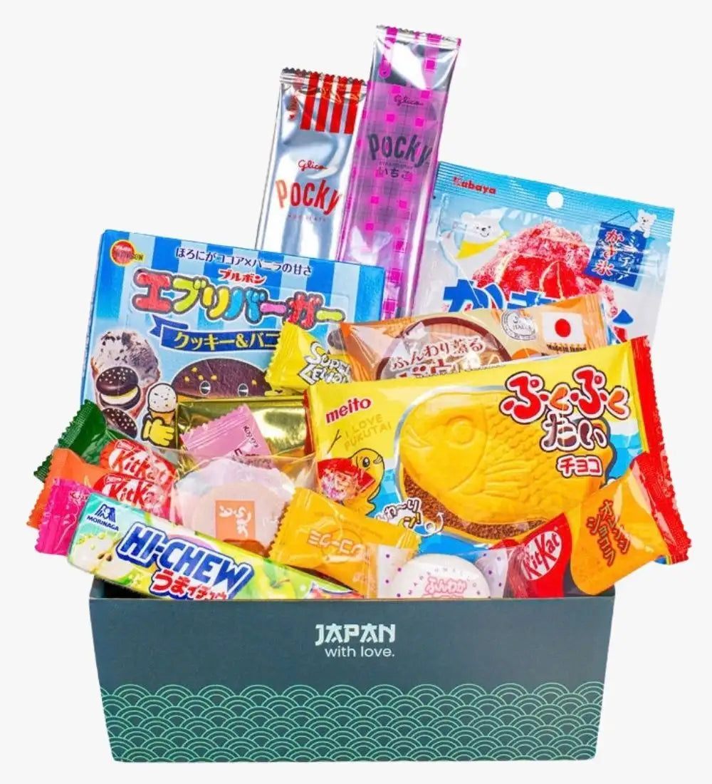 Eine lebhafte Auswahl japanischer Snacks in farbenfroher Verpackung, darunter Pocky-Sticks und eine gelb geformte Schokoladentafel in Fischform.