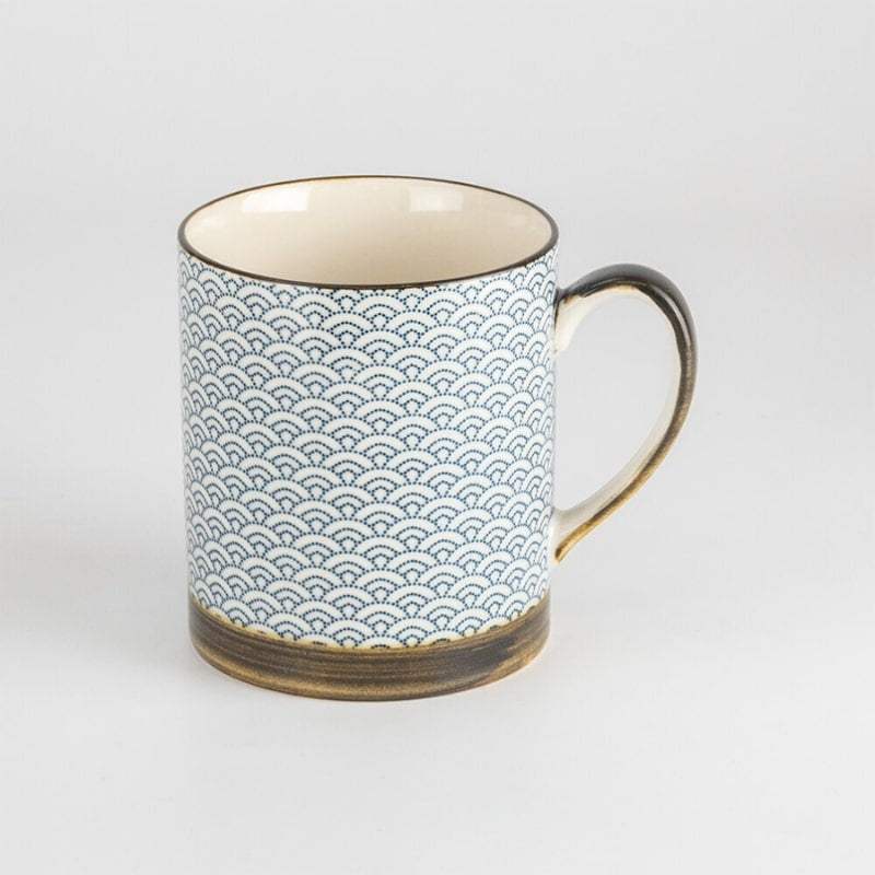 Japanische Tasse Seigaiha-Motiv