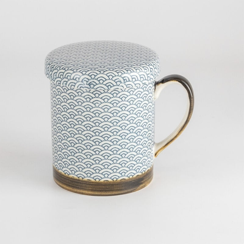 Japanische Tasse Seigaiha-Motiv