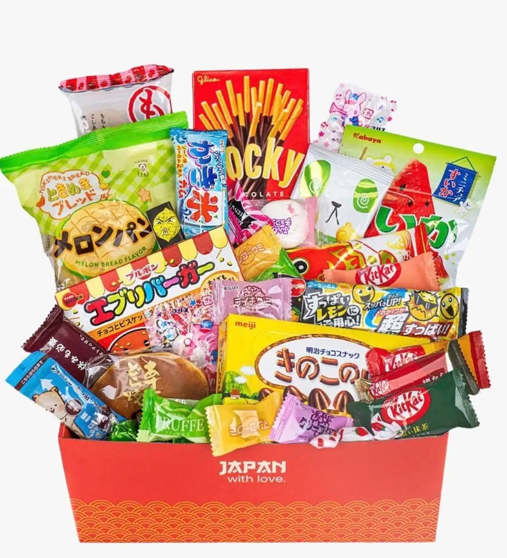 Roter Geschenkkorb gefüllt mit bunten japanischen Snacks und Süßigkeiten.