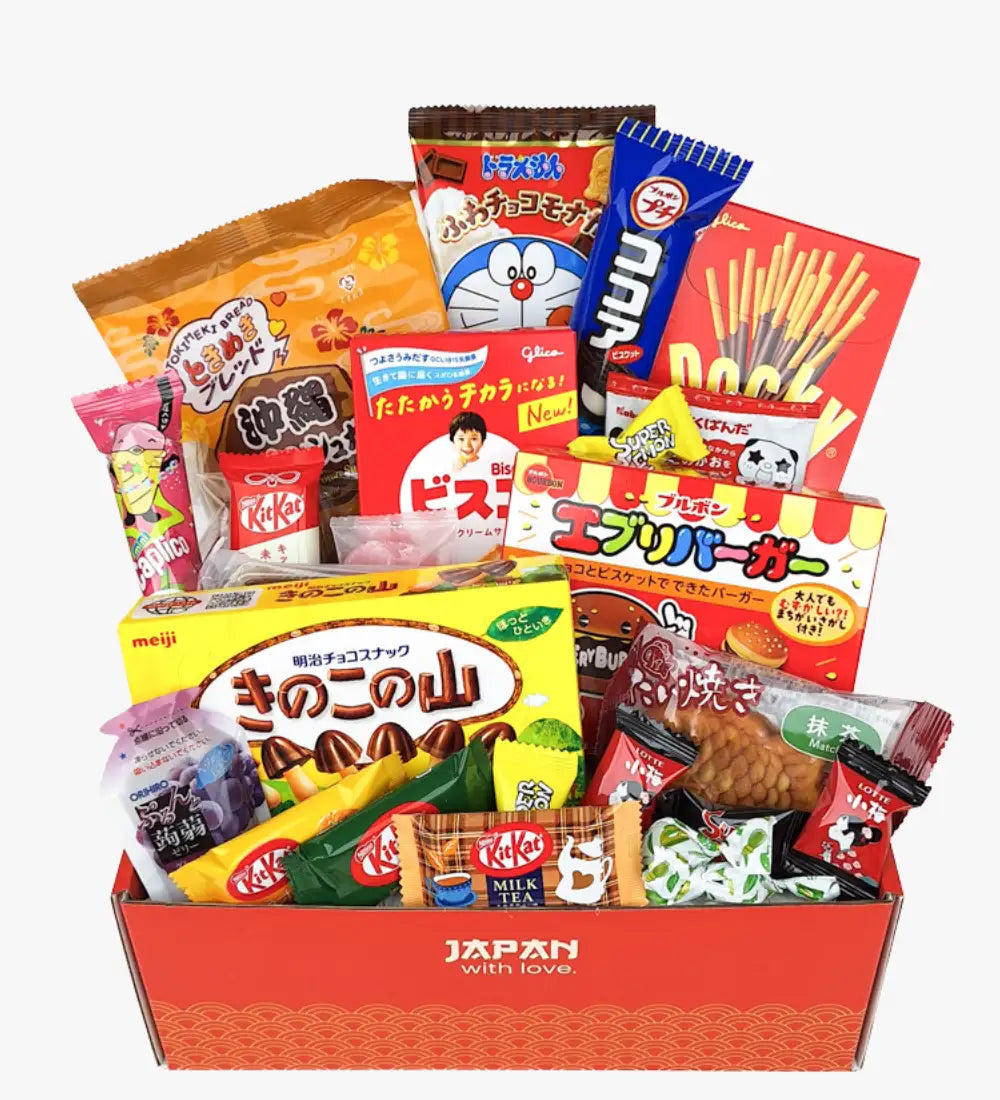Roter Kartonbox mit der Beschriftung „japan with love“ gefüllt mit assorted japanischen Snacks.