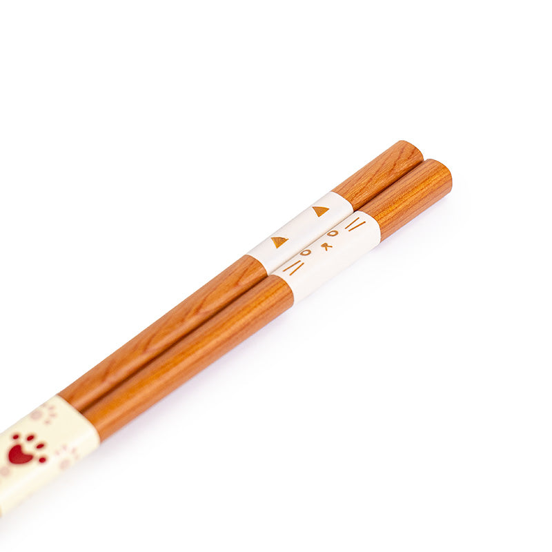 Set mit japanischen Essstäbchen und Essstäbchenhalter in Katzenform