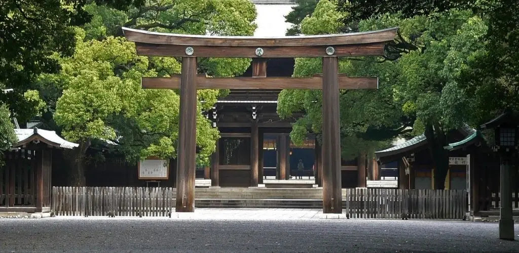 Shinto-Schrein mit Torii-Tor am Eingang.